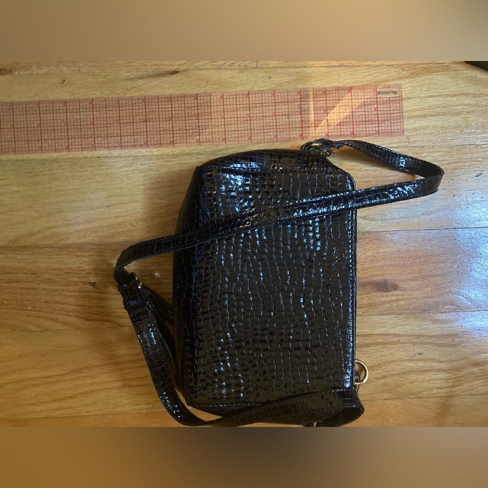 Petite mendigote black patent leather purse